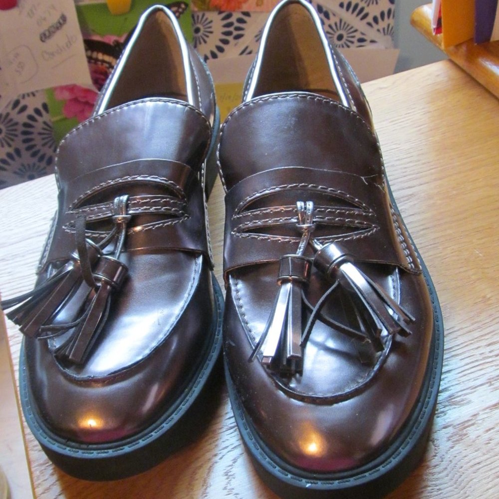 TAHARI "SUGAR" GUNMETAL METALLIC TASSELED LOAFERS SIZE 8 1/2 M